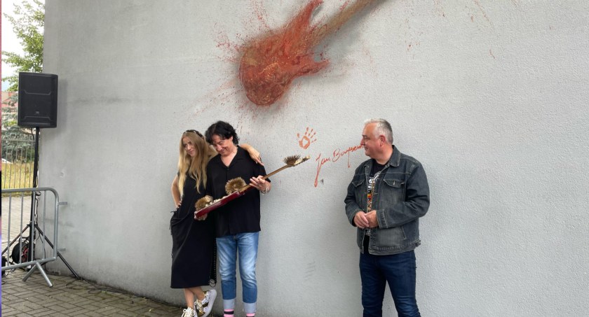 Rozmazana gitara na ścianie. Za to z podpisem legendy polskiego rocka