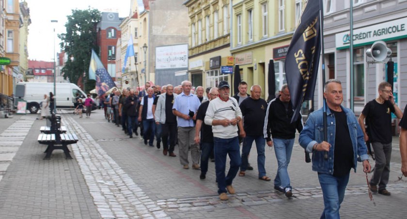 Uliczna modlitwa mężczyzn. Kolumna przeszła miastem