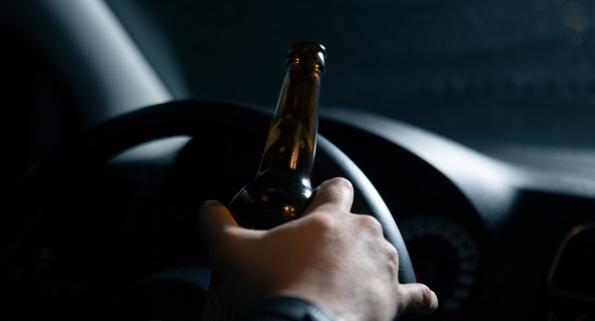 W samochodzie głośno słuchał muzy, pił i rzucał butelkami