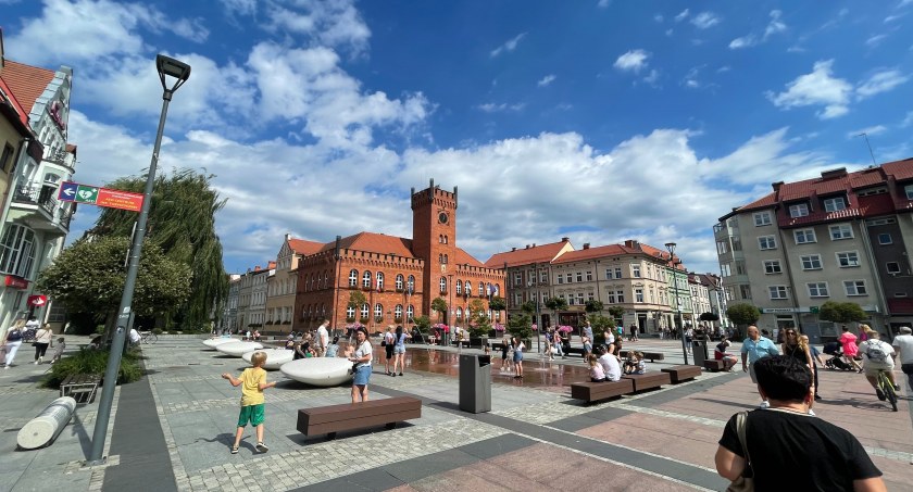 Weekend gorący i długi, urząd zamknięty. Czytelniczka: „Dzisiaj jest normalny dzień pracujący!”