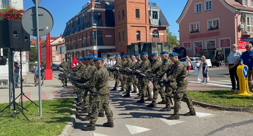 Sierpniowe uroczystości w Szczecinku. Msza, przemówienie i wystawa sprzętu wojskowego