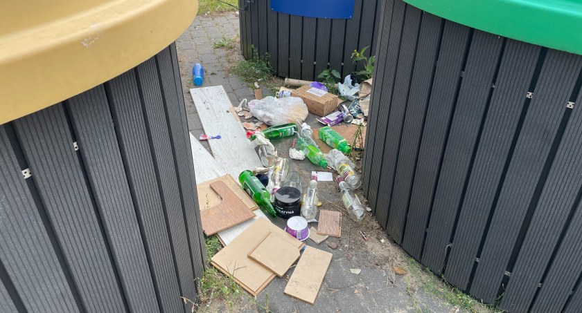 Śmieci obok śmietnika. „ Może trzeba surowo karać?”