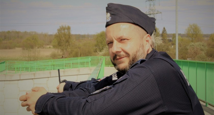 Ten policjant zapobiegł samobójstwu! Brawa dla Pawła Zbroszczyka