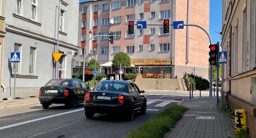 Za krótkie zielone światło. „Zdążą może przejechać ze trzy samochody”