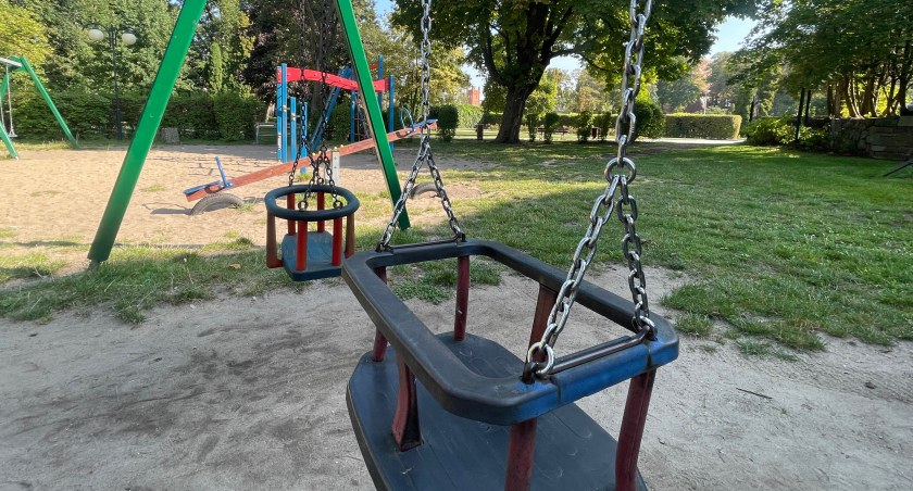 Prośba o toalety przy placach zabaw. Dzieci „załatwiają to w pobliskich krzakach”