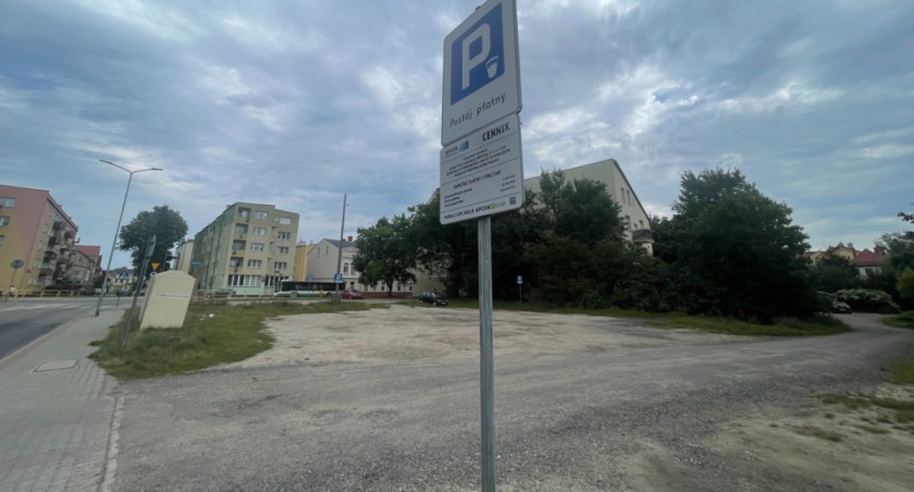 Dziurawy, ale płatny. Mieszkanka: Kto tutaj będzie chciał parkować?
