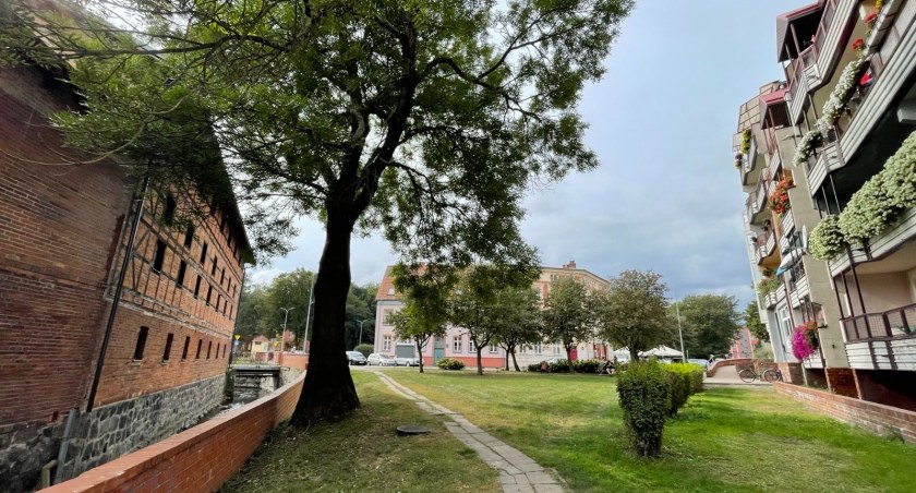 Ludzie nie śpią i się bawią, restauracja gotuje. Lokatorzy nie śpią też