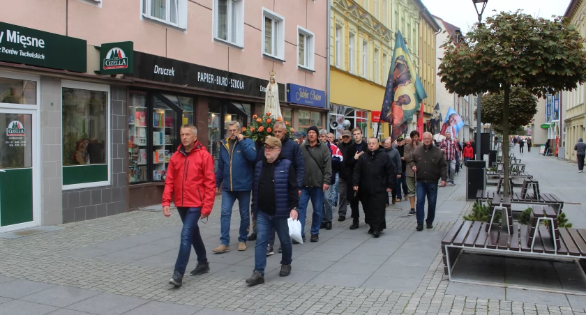 Męski różaniec na ulicach. Pierwsza sobota miesiąca