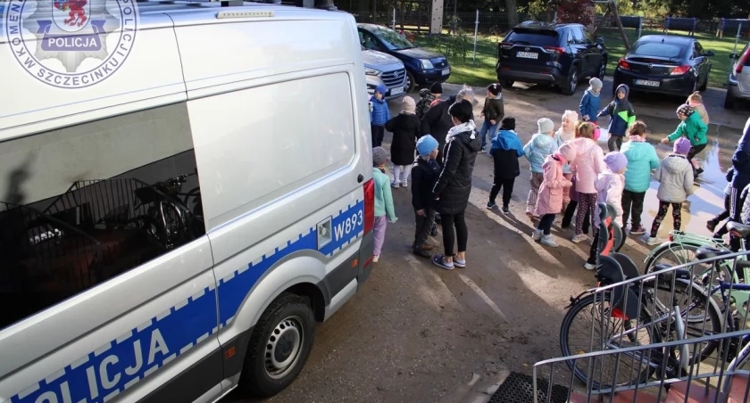 Policyjny ambulans podjechał pod przedszkole