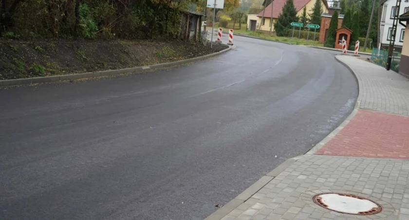 Mieszkańcy Krosina mogą już cieszyć się z nowej drogi