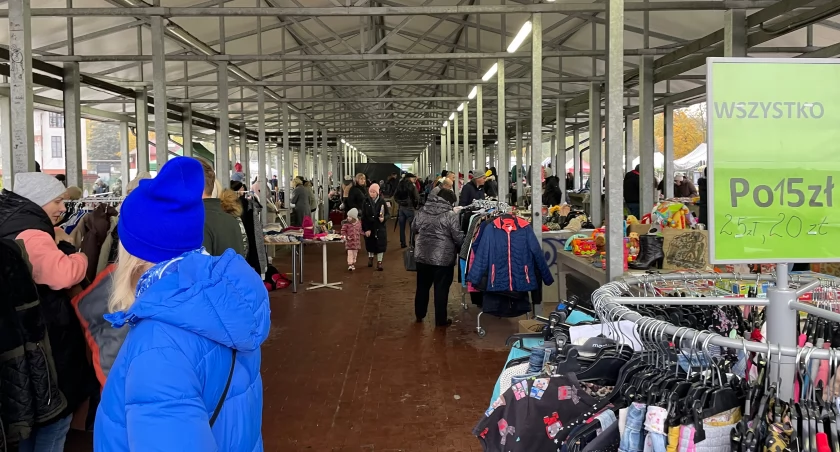 Pogoda deszczowa. „Pchli targ”jednak się odbył