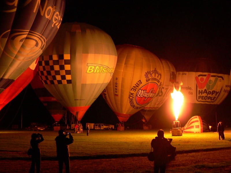   700-lecie: Nocna gala balonowa – niezapomniany widok 