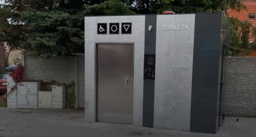 Libacja w miejskim szalecie. Za zamkniętymi drzwiami