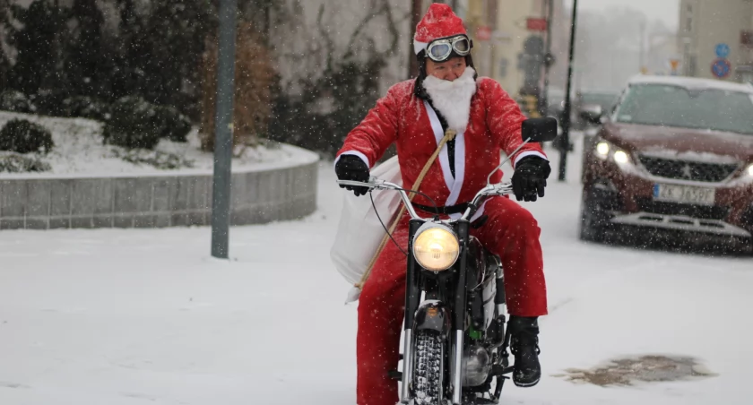 Na motorach, a nie w saniach. Jadą, jadą Mikołaje!