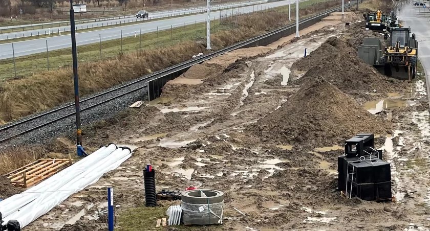Budowa przystanku tonie w błocie. Taki czas, taki teren