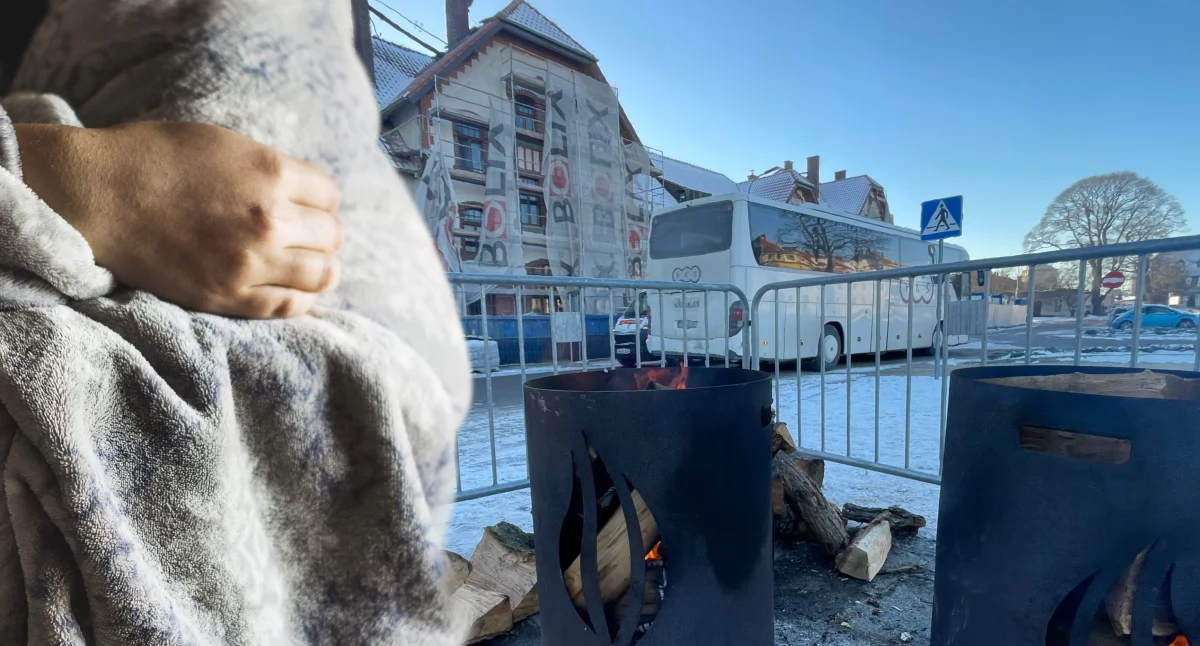 Czekając na pociąg zamienisz się w sopel. Nie ma kto zrobić poczekalni