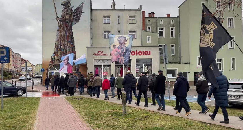 Zimno i wietrznie, oni jak zawsze idą w procesji