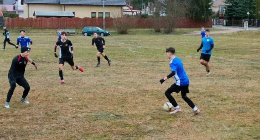 Seniorzy i juniorzy MKP Szczecinek po kolejnych meczach kontrolnych