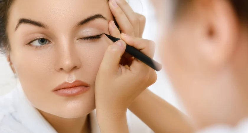 Co zrobić żeby eyeliner dłużej się trzymał?
