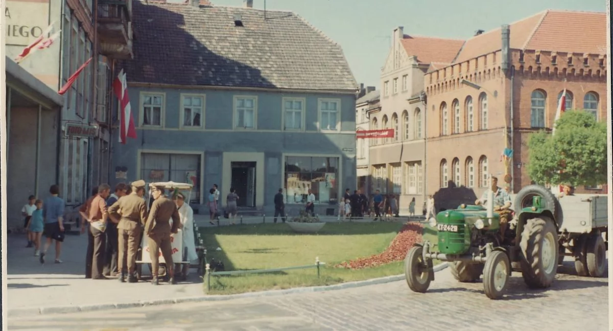 Traktor, żołnierze i woda sodowa