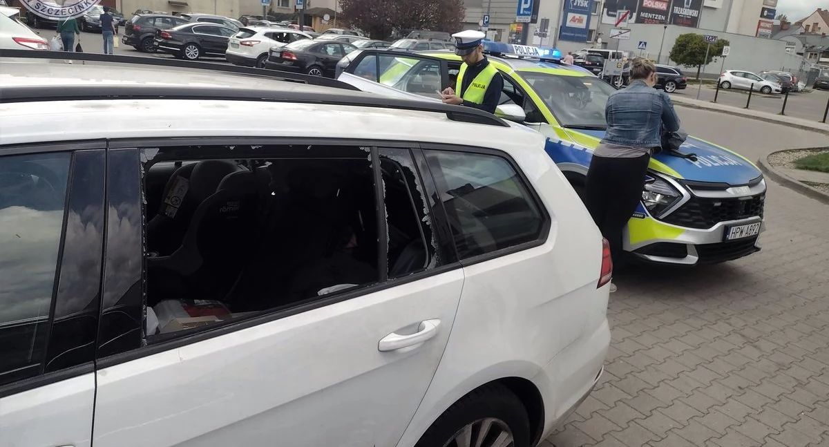 Policjanci wybili szybę w aucie, żeby ratować małe dziecko