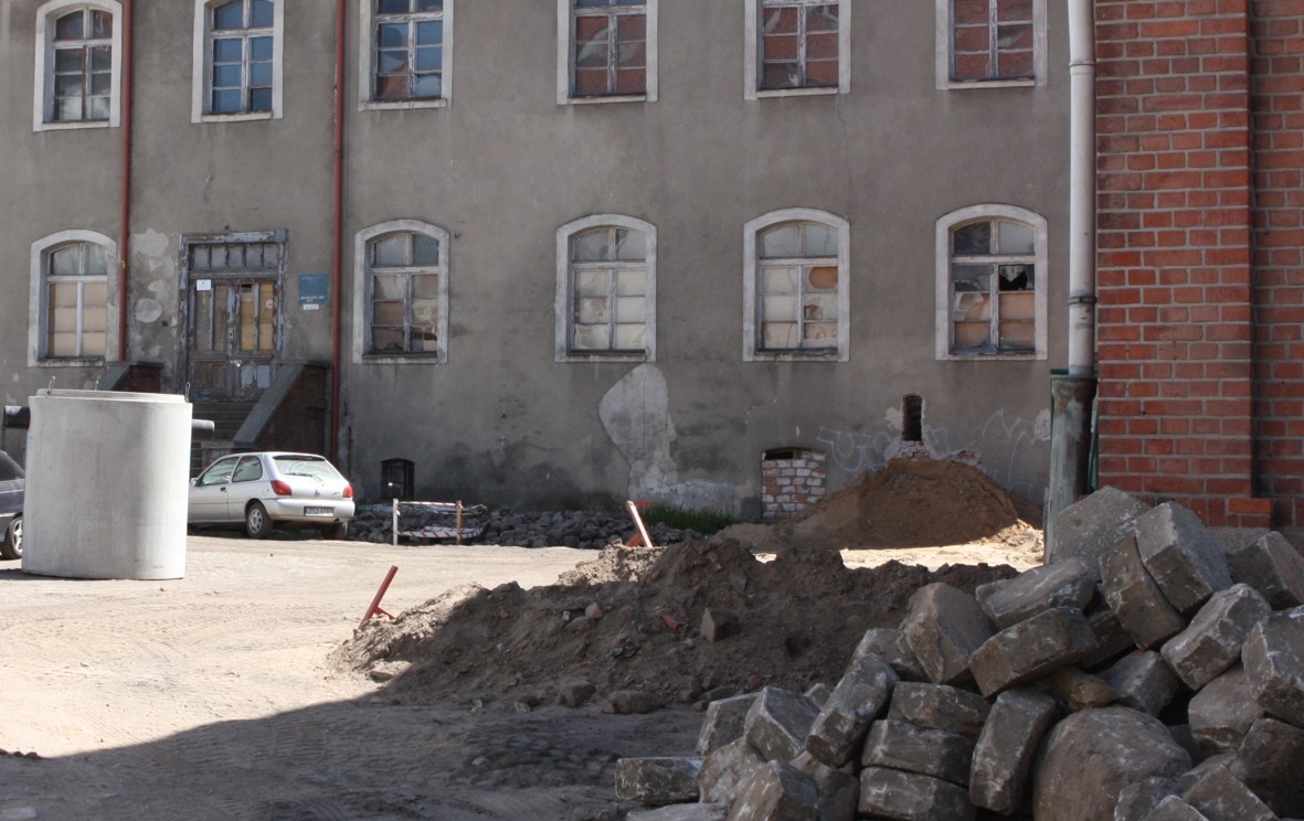 Tajemnicze mury pod zamkowym dziedzińcem (akt. foto)