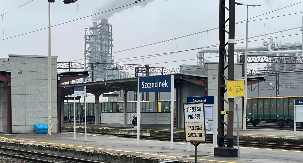 Szum maszyn, dudnienie, ciągły hałas. 