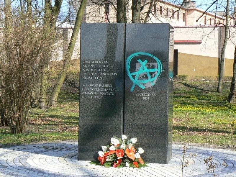Zdewastowali niemiecki głaz pamięci w parku