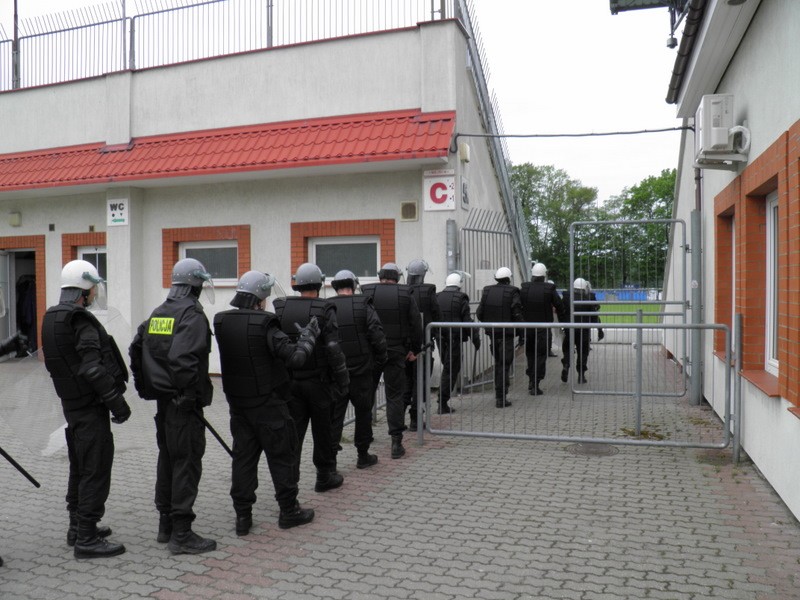 Mecz podwyższonego ryzyka - ćwiczenia policji na szczecineckim stadionie (video)