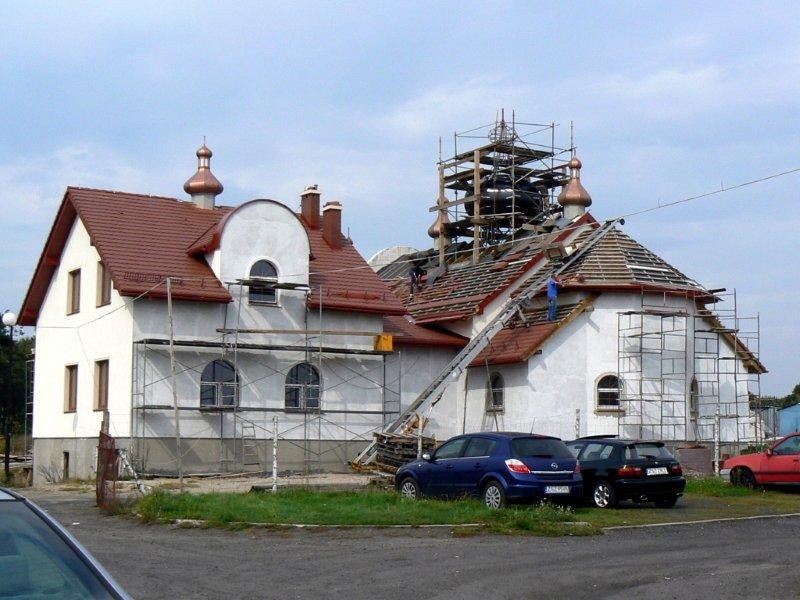 Cerkiew w budowie – duża bania, dachówka i ocieplenie