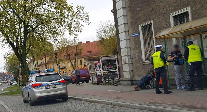 Położył się na jezdni razem z torbą i tamował cały ruch