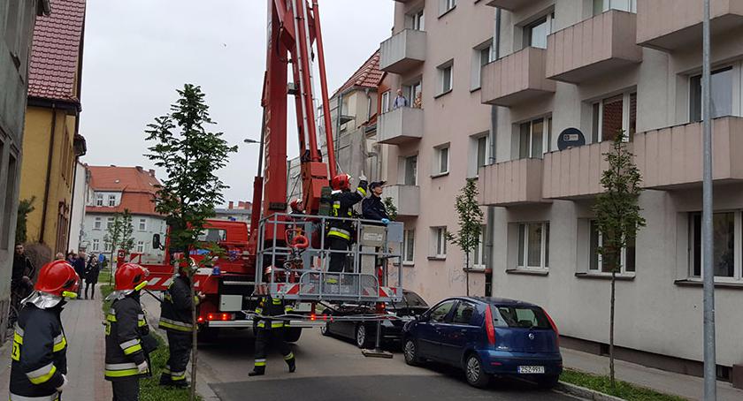 Strażacy ratują nieprzytomnego mieszkańca. Karetka wezwana z Barwic