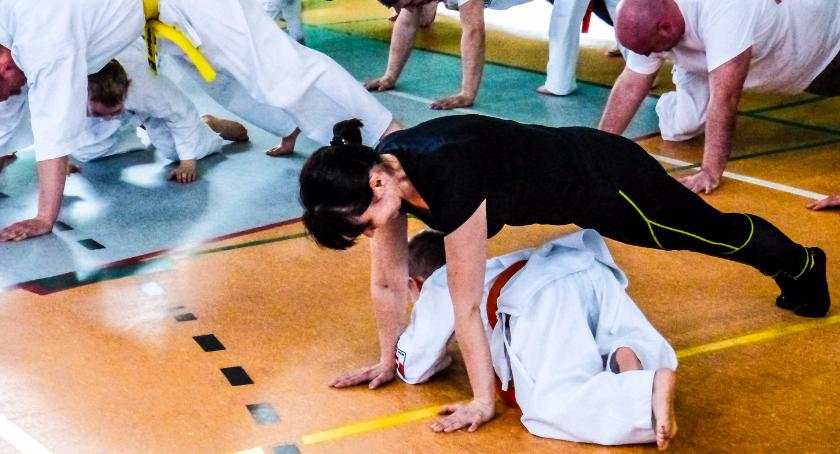 Dzieci ćwiczyły karate razem ze swoimi rodzicami