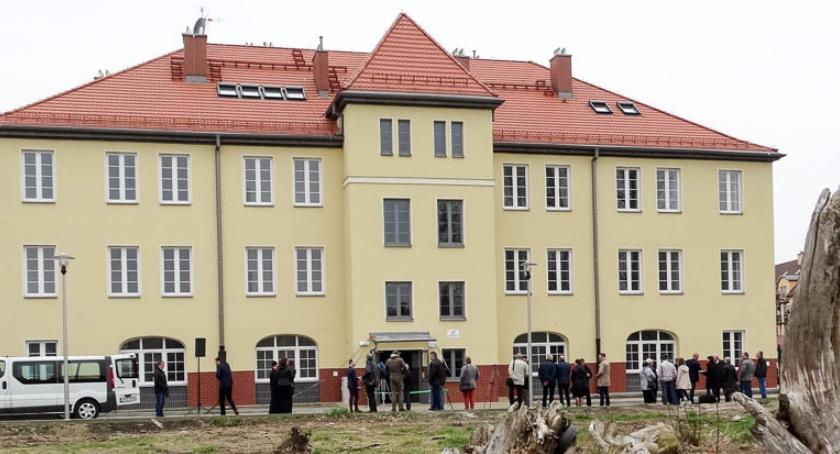 Ul. Polna: Otwarcie naprawdę, wprowadzka na niby