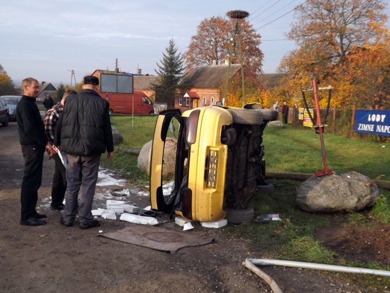 Dachowali i uciekli – wypadek w Jeleninie