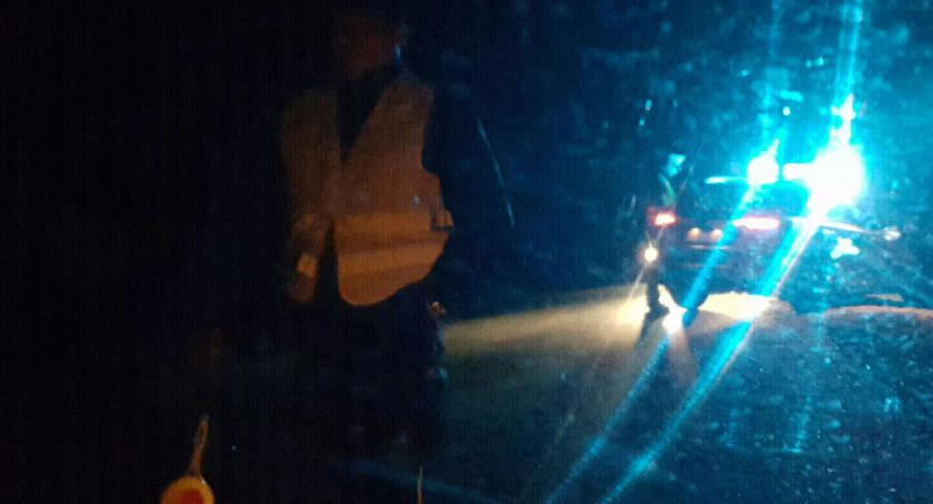 Dwóch nocą na skuterze. Obaj pijani