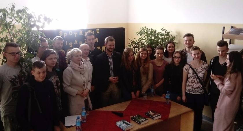 Spotkanie w barwickiej bibliotece. Piotr Rozmus opowiadał o swoich książkach