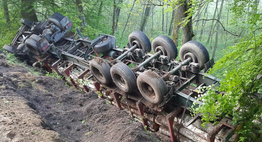 Ciężarówka leży do góry kołami