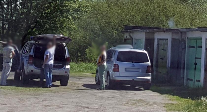 Ktoś porąbał drzwi siekierą