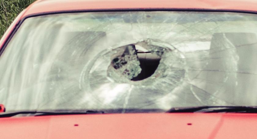 Borne: Specjalnie potłukł szybę w volkswagenie. W Szczecinku włamania na działki