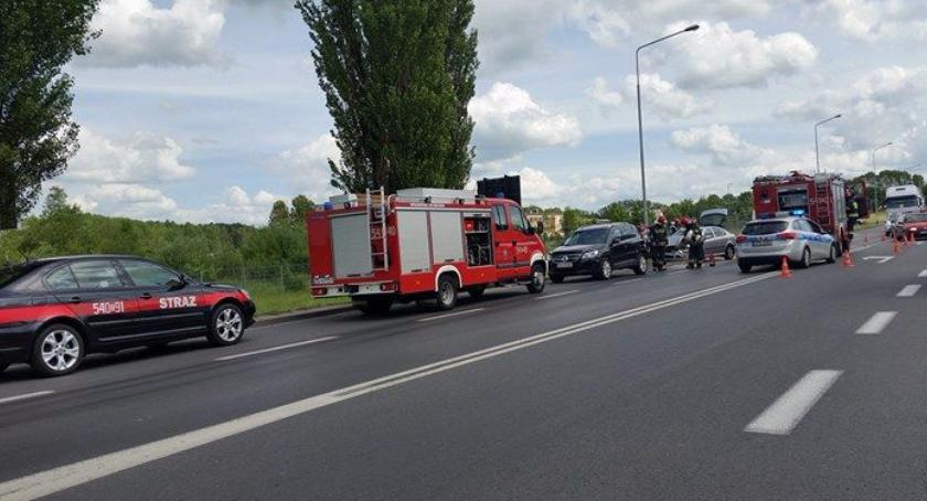 Motocyklista uderzył w koparkę, zderzenie na Pilskiej