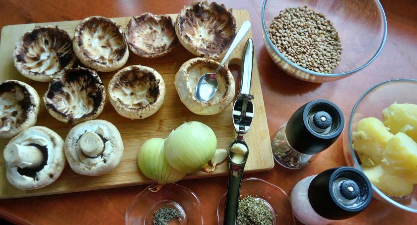 Elwira gotuje: Pieczarki faszerowane zieloną soczewicą i ziemniakami
