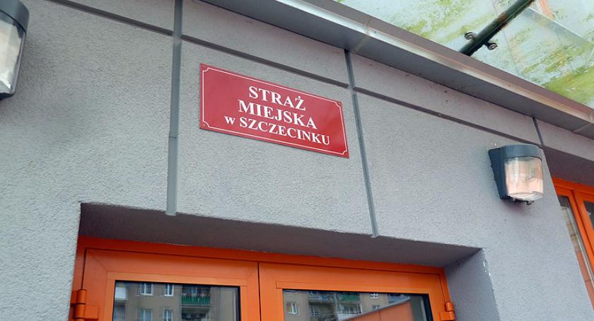 Płonące łóżko i fotel, zakrwawiona kobieta na klatce schodowej
