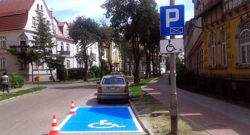 Niebieskie koperty na ulicach Szczecinka