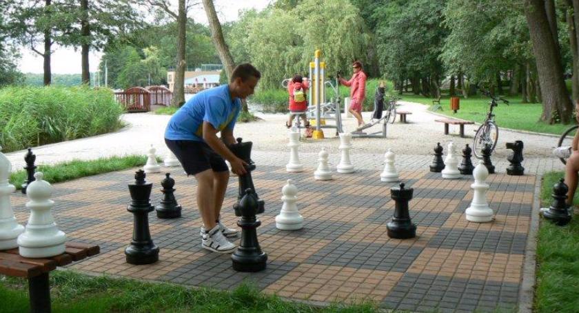 Turniej szachowy w parku. Zaproszenie