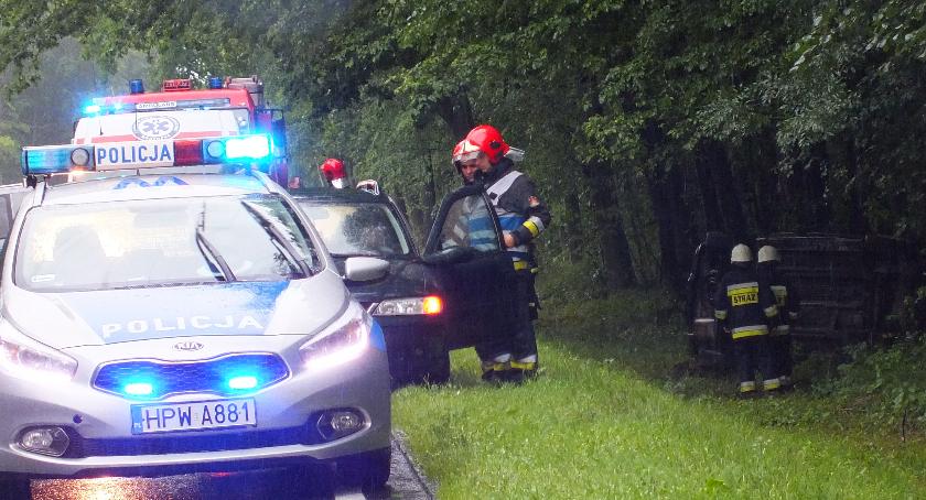 Zadymiło się z dostawczaka na Pilskiej. Dachowanie na DK 11