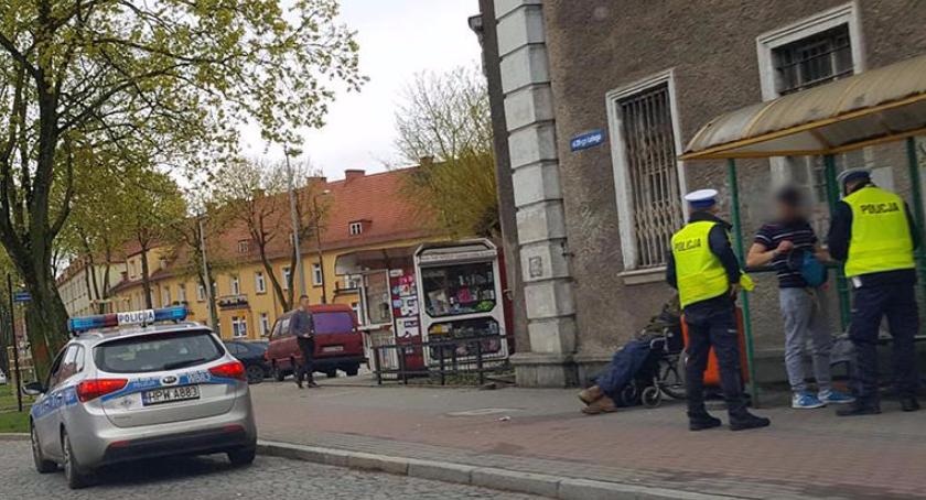 Położył się na ulicy i blokował ruch. TOP 20 nietypowych zdarzeń kryminalnych półrocza, część II