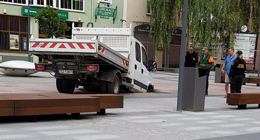 Kolejne auto wpadło do fontanny