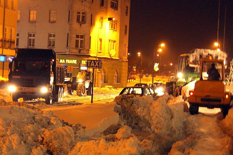 Batalia ze śniegiem – kierowcy nie ułatwiają zadania