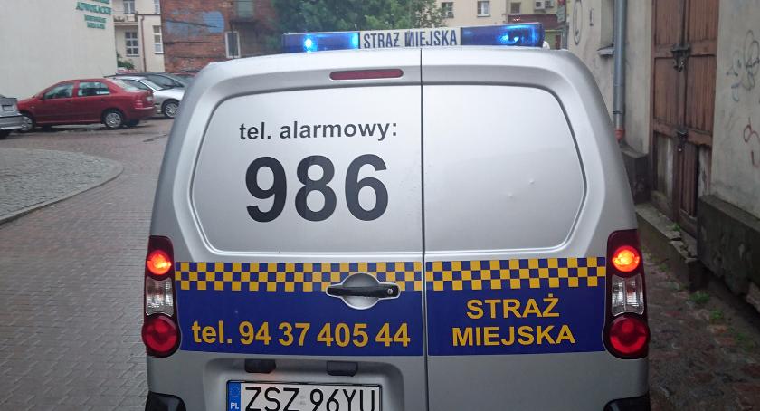 Pili w piaskownicy, a butelki zakopywali